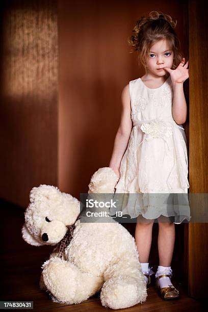 Little Bella Ragazza Con Un Orsacchiotto Preferito - Fotografie stock e altre immagini di 4-5 anni - 4-5 anni, 6-7 anni, Abbracciare una persona