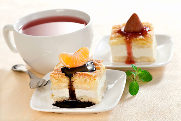 cheesecakes com tangerina e morango - cheesecake small syrup cottage cheese imagens e fotografias de stock