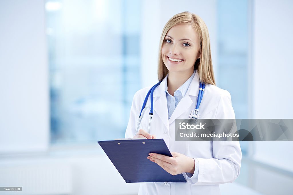 Женщина врач в больнице - Стоковые фото 20-24 года роялти-фри