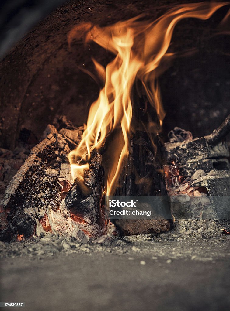 Pizza cuite au feu de bois - Photo de Brique libre de droits