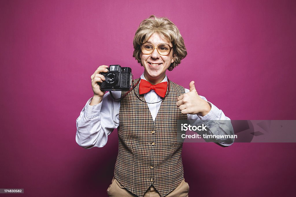 Studente Secchione sfondo rosa fotografo giovane uomo che tiene la telecamera - Foto stock royalty-free di Uomini