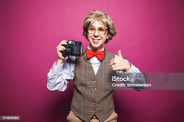 Przemądrzały Różowym Tle Student Młody Mężczyzna Fotograf Trzymając Aparat Fotograficzny - zdjęcia stockowe i więcej obrazów Mężczyźni