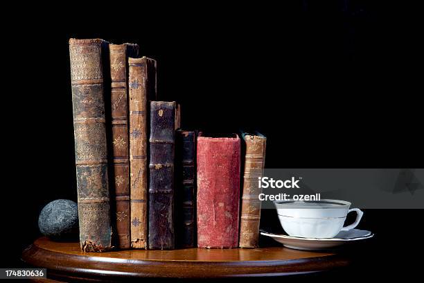 Altes Buch Mit Tee Stockfoto und mehr Bilder von Buch - Buch, Freisteller – Neutraler Hintergrund, Trinkgefäß