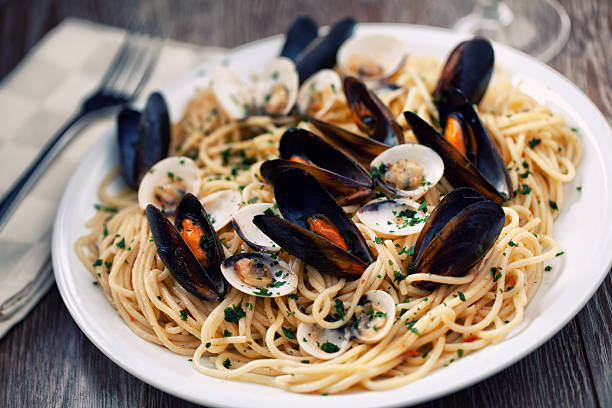 spaghettis aux fruits de mer - prepared shellfish seafood crustacean mussel photos et images de collection