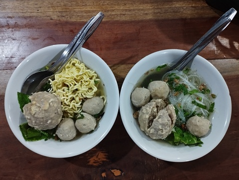 Meat ball soup with vegetables and white noodle
