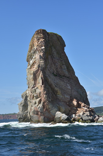 Un gros rocher pointu avec une falaise, sur le golfe du fleuve Saint Laurent, au Rocher Percé, en Gaspésie