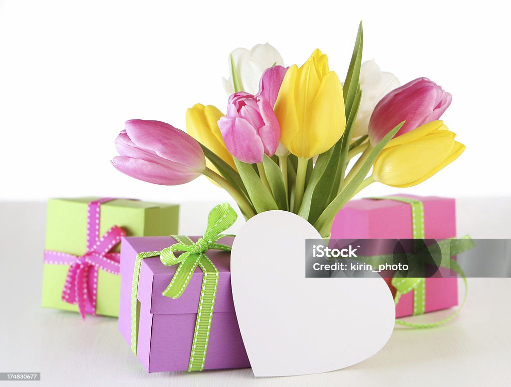 Regali con tulipani - Foto stock royalty-free di Bouquet