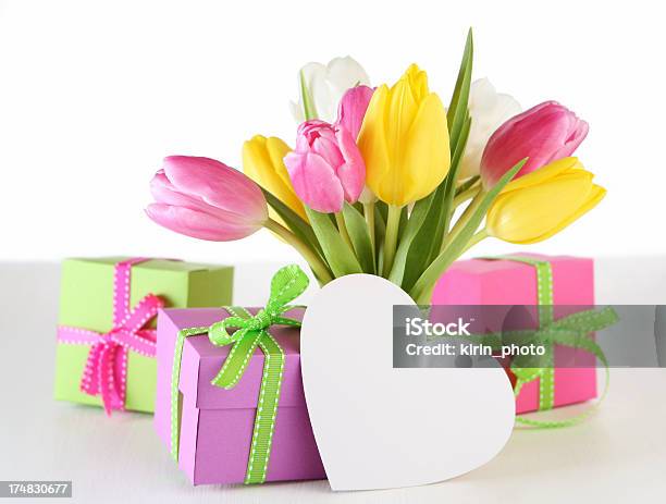 Regali Con Tulipani - Fotografie stock e altre immagini di Bouquet - Bouquet, Cartolina di San Valentino, Cartolina di auguri