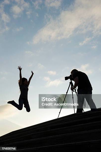 Fotógrafo Foto de stock y más banco de imágenes de Alzar los brazos - Alzar los brazos, Dos personas, Estar de pie