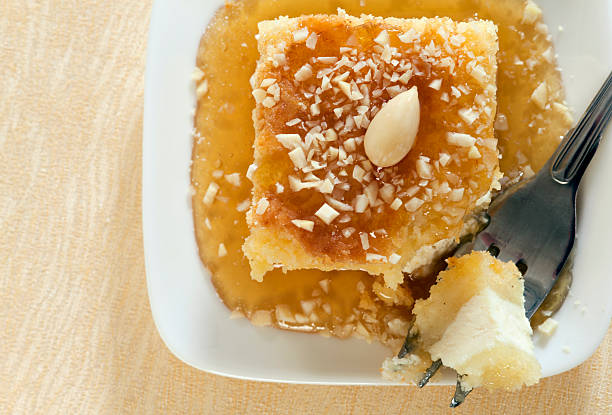 bolo de queijo com amêndoas e mel - cheesecake syrup almond cream imagens e fotografias de stock