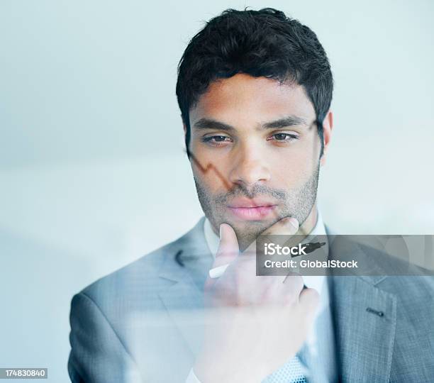 As Coisas Estão A Olhar Para Cima - Fotografias de stock e mais imagens de Adulto - Adulto, Apresentação - Discurso, Bonito - pessoa