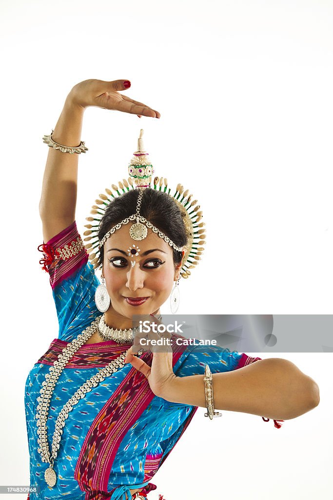 젊은 인도어 여자 댄서 전통적인 사리 - 로열티 프리 20-29세 스톡 사진