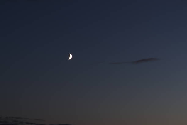 istock Halbmond bei Nacht 1748310204