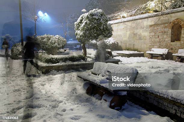 Śnieg Na Ławce - zdjęcia stockowe i więcej obrazów Chłodny - Chłodny, Drzewo, Fotografika