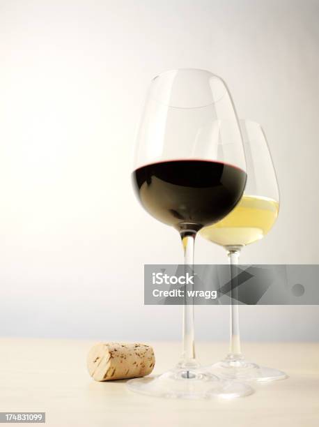 Butelka Wina Korka Z Okulary Z Alkoholem - zdjęcia stockowe i więcej obrazów Alkohol - napój - Alkohol - napój, Bez ludzi, Białe wino