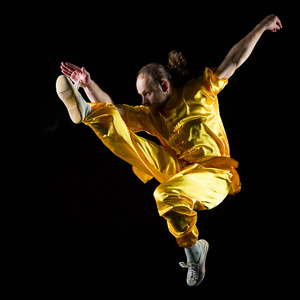 di kung fu shaolin midair guerriero - self defense wushu action aggression foto e immagini stock