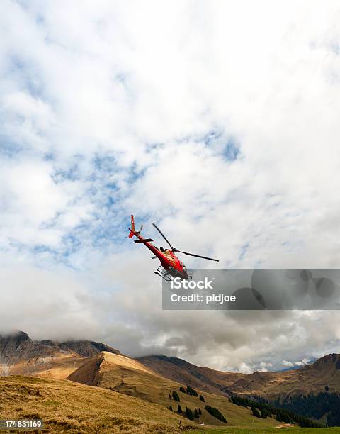 レッドの救助ヘリコプターのフライトの谷 - カラー画像のストックフォトや画像を多数ご用意 - カラー画像, スイス, スイスアルプス