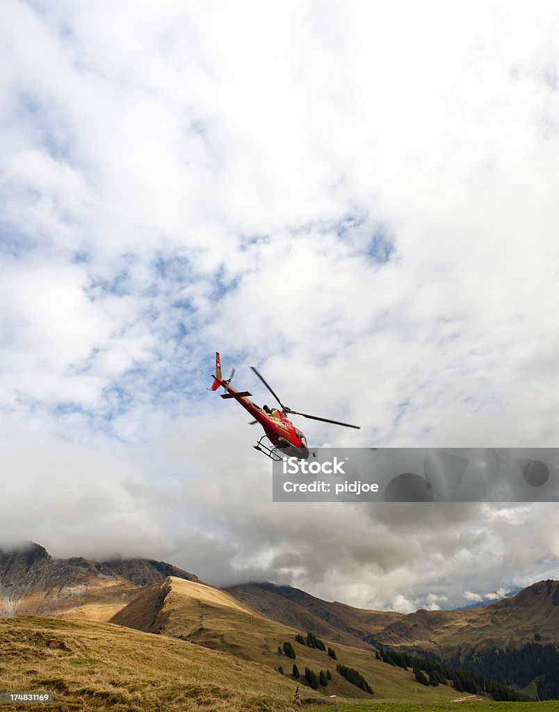 Czerwony rescue helikoptera lecące w valley - Zbiór zdjęć royalty-free (Alpy)