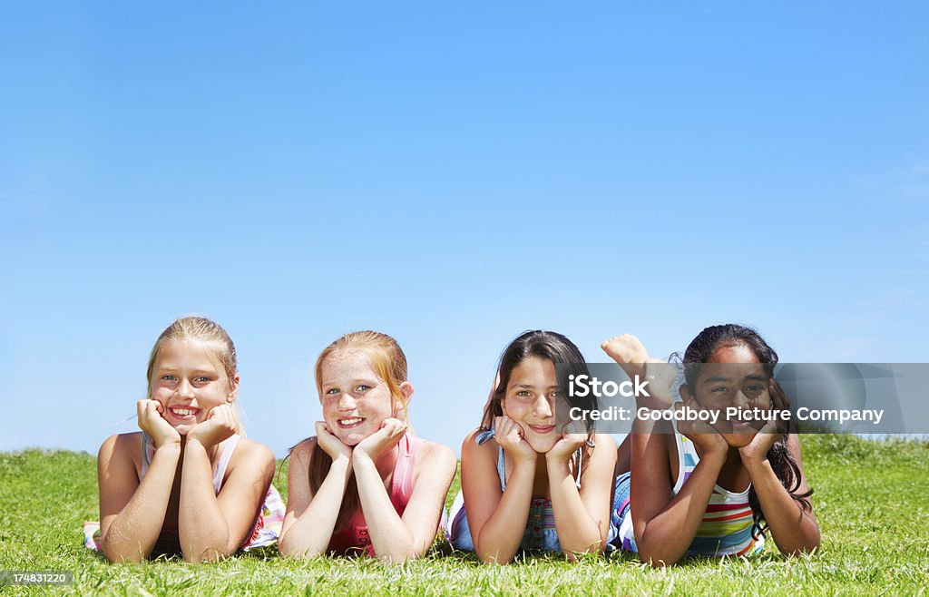 Девочки в парке - Стоковые фото Индийского происхождения роялти-фри