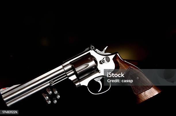 Revólver De Pistola Foto de stock y más banco de imágenes de Arma - Arma, Arma de mano, Color plateado