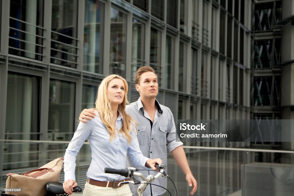 Casal jovem caminhando com bicicleta - Foto de stock de 25-30 Anos royalty-free