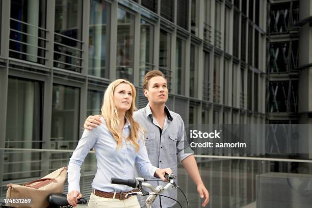 Foto de Casal Jovem Caminhando Com Bicicleta e mais fotos de stock de 25-30 Anos - 25-30 Anos, 30 Anos, Adulto