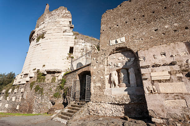 mausoleo de caecilia metella en la vía apia - caecilia metella fotografías e imágenes de stock