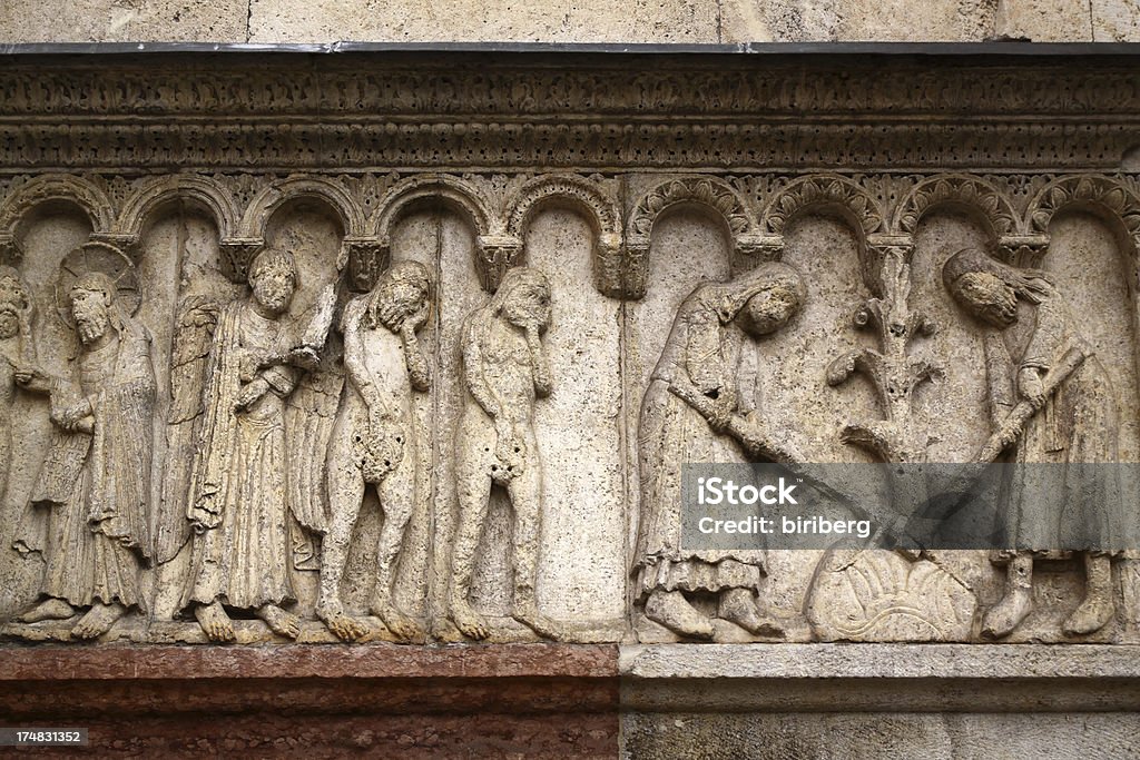 Modena, a catedral: Baixo-relevo no portão principal - Foto de stock de Catedral royalty-free