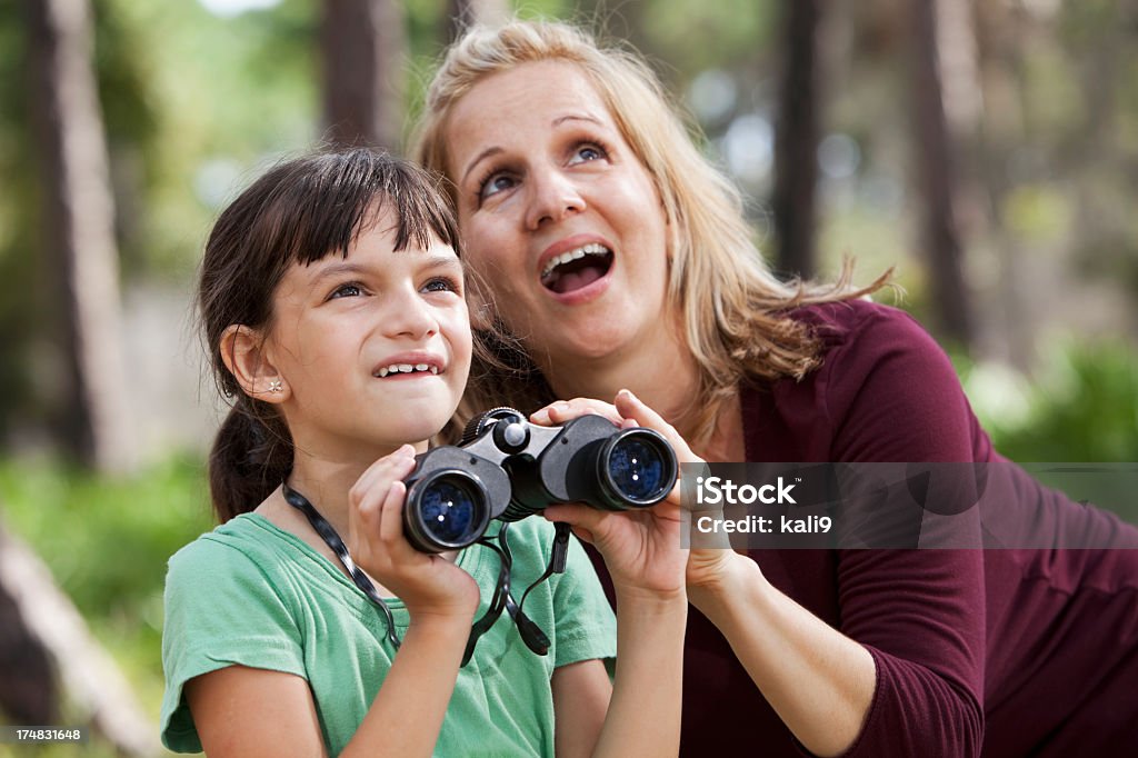 Mãe e filha na floresta com binóculos - Foto de stock de Criança royalty-free