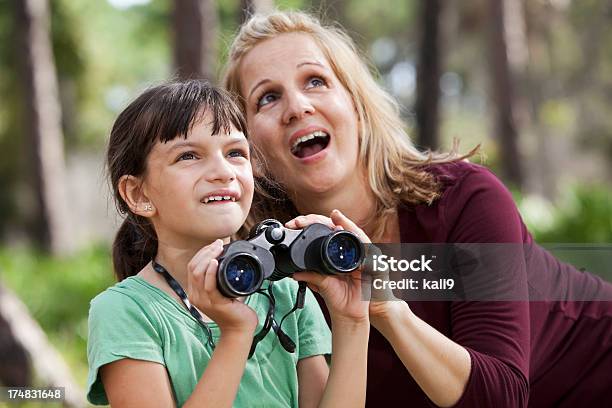 Foto de Mãe E Filha Na Floresta Com Binóculos e mais fotos de stock de Criança - Criança, Observar Pássaros, Adulto maduro