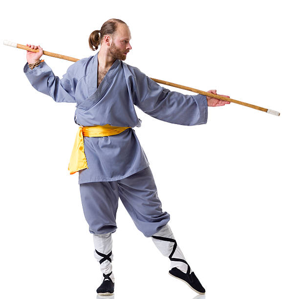 kung fu fighting position mit wushu cudgel, isoliert auf weiss - wushu action aggression power stock-fotos und bilder