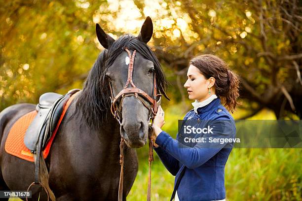 Photo libre de droit de Belle Femme Et Cheval banque d'images et plus d'images libres de droit de Adulte - Adulte, Amour, Arbre