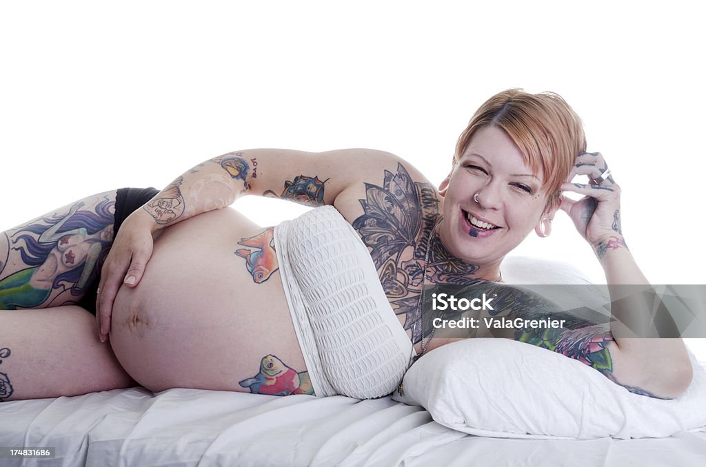 Schwangere Frau Lachen tattooed zurücklehnen. - Lizenzfrei 30-34 Jahre Stock-Foto