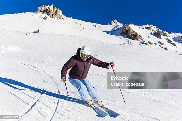 여자 스키어 및 산 가루눈에 대한 스톡 사진 및 기타 이미지 - 가루눈, 겨울, 경쟁