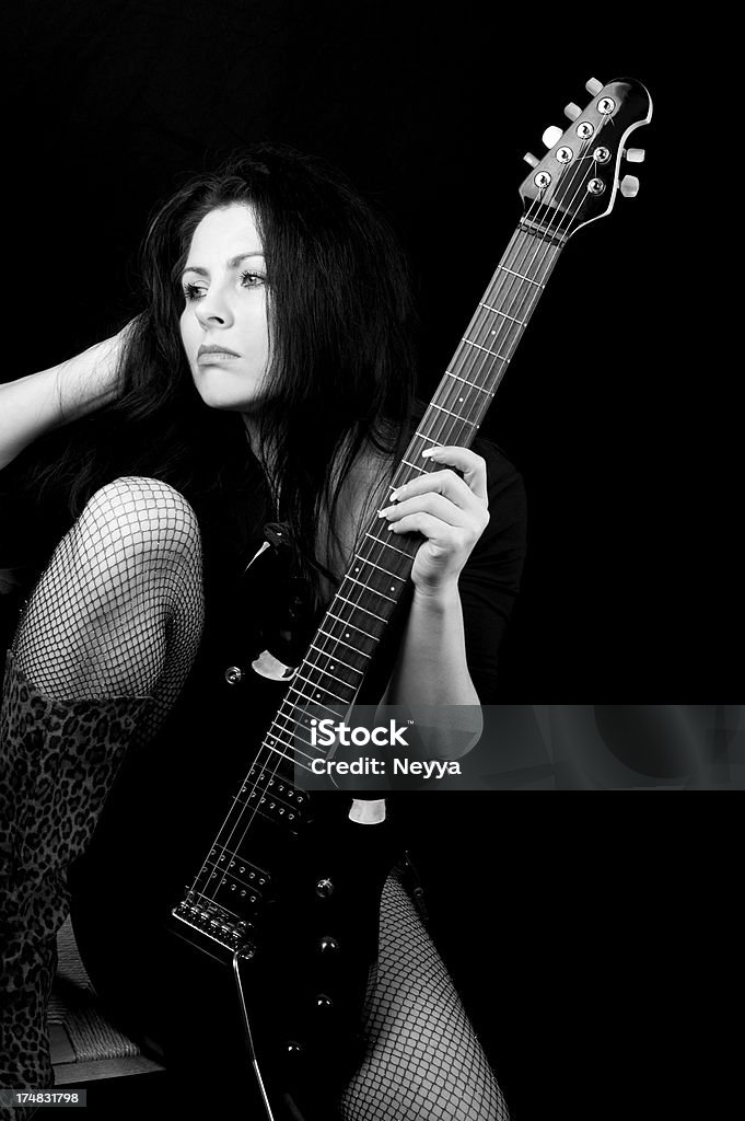 Bella donna con chitarra - Foto stock royalty-free di 35-39 anni