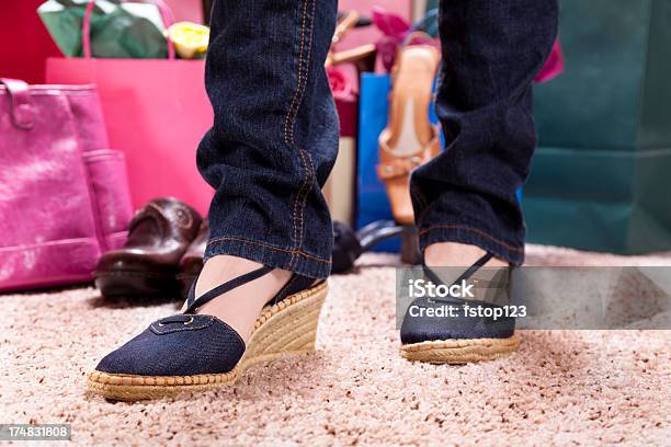 소비자주의 여자 장보기를 웨지 신발도 지갑 기프트 백 배경 웨지 신발에 대한 스톡 사진 및 기타 이미지 - 웨지 신발, 하이힐, 30-39세