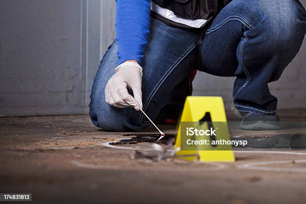 Limpeza - Fotografias de stock e mais imagens de Adulto - Adulto, Amarelo, Ao Ar Livre