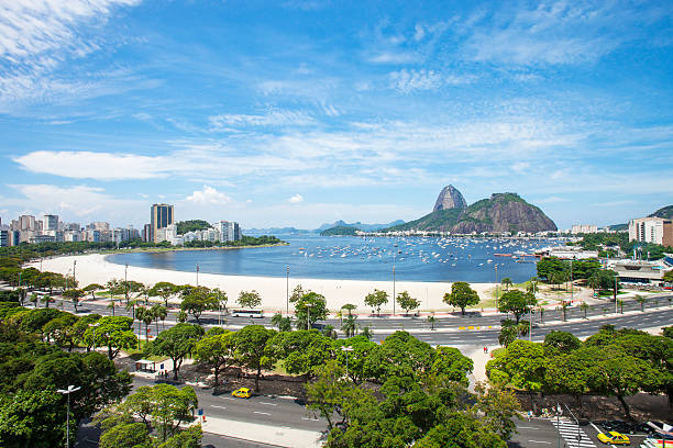 rio de janiero. - clear sky rio de janeiro brazil guanabara bay - fotografias e filmes do acervo