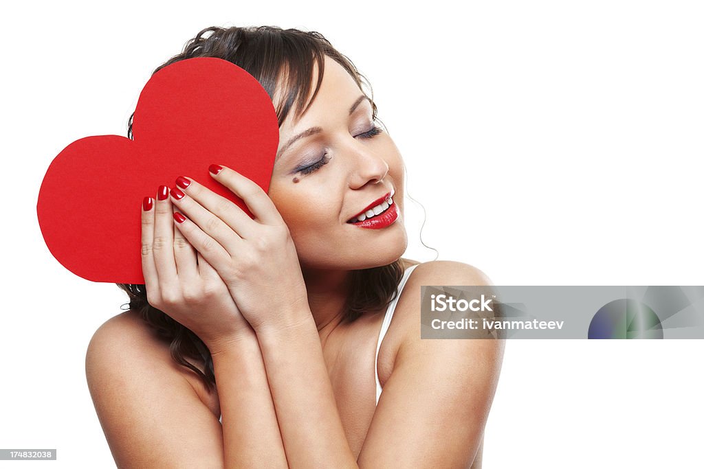 Giovane donna con cuore di carta rossa - Foto stock royalty-free di Adulto