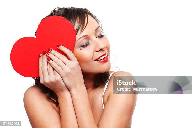 若い女性赤い紙の心を持つ - 1人のストックフォトや画像を多数ご用意 - 1人, カットアウト, カーリーヘア
