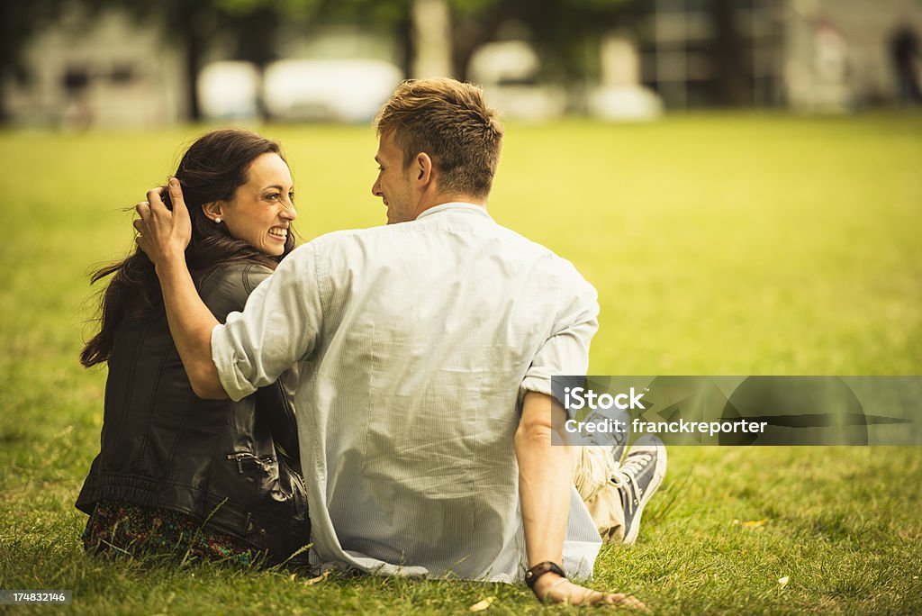 Freunde liegen im park - Lizenzfrei Dating Stock-Foto