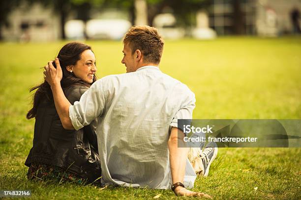 Gli Innamorati Sdraiato Sul Parco - Fotografie stock e altre immagini di Abbracciare una persona - Abbracciare una persona, Adulto, Allegro