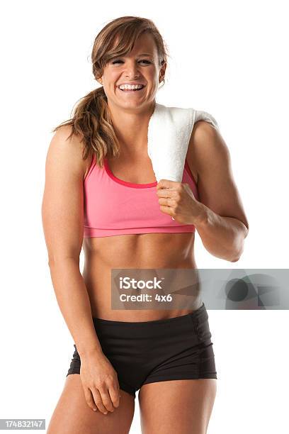 Glückliche Junge Frau In Tanktop Und Shorts Stockfoto und mehr Bilder von Athlet - Athlet, Attraktive Frau, Blick in die Kamera