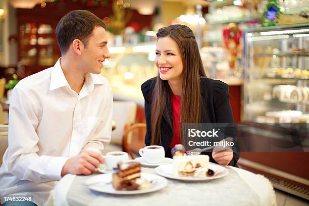 Pareja Joven Sentada En El Restaurante Foto de stock y más banco de imágenes de Adulto - Adulto, Adulto joven, Agarrar