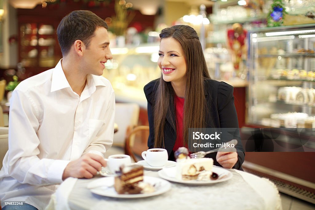 Jovem casal sentado no restaurante - Foto de stock de Adulto royalty-free
