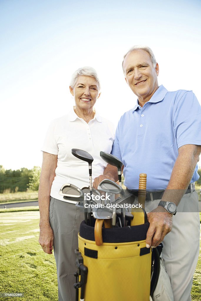 Impressionante variedade de clubes-Senior Golfing - Royalty-free Casal Idoso Foto de stock