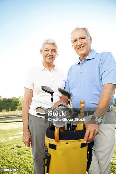 Impressionante Variedade De Clubessenior Golfing - Fotografias de stock e mais imagens de Casal Idoso - Casal Idoso, Golfe, Adulto