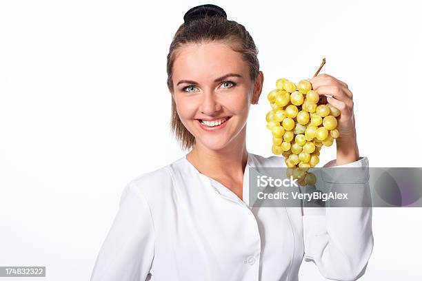 Joven Hermosa Mujer Con Frutas Foto de stock y más banco de imágenes de Adulto - Adulto, Alimento, Asistencia sanitaria y medicina