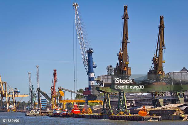 Porto Industriale - Fotografie stock e altre immagini di Acqua - Acqua, Ambientazione esterna, Ancorato