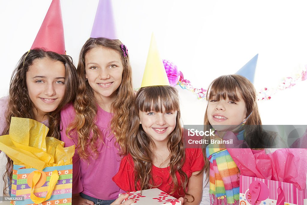 Amigos comemorando um aniversário - Foto de stock de Amizade royalty-free